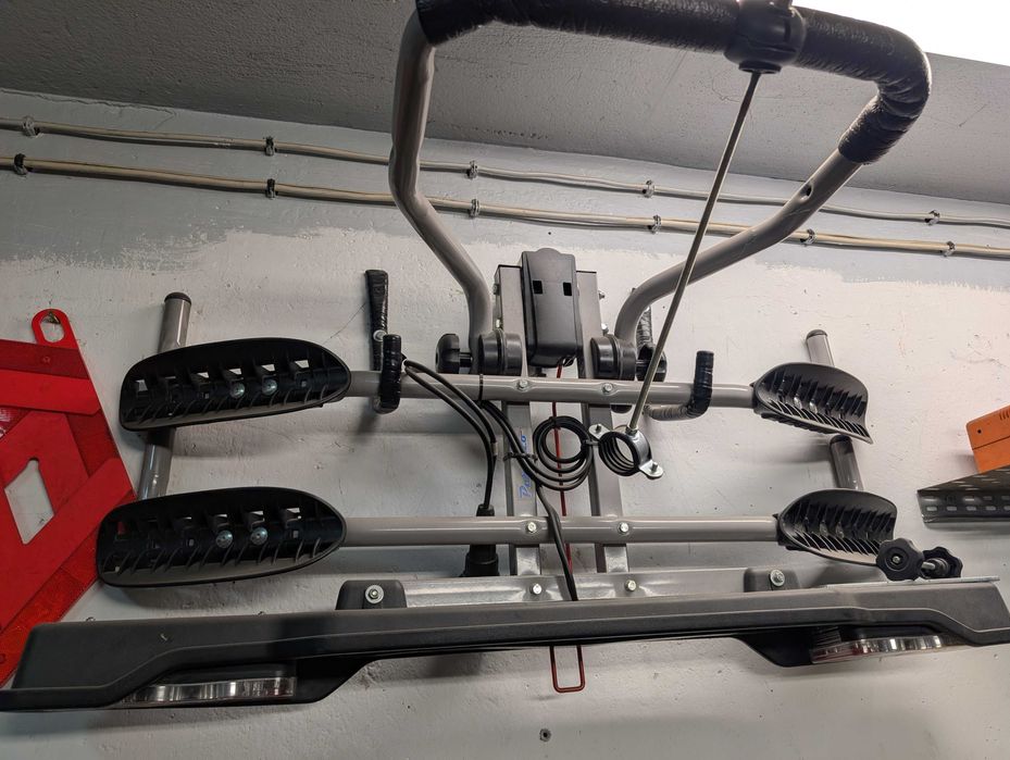 uchwyt rowerowy na hak na 2 rowery. rower damski biały.