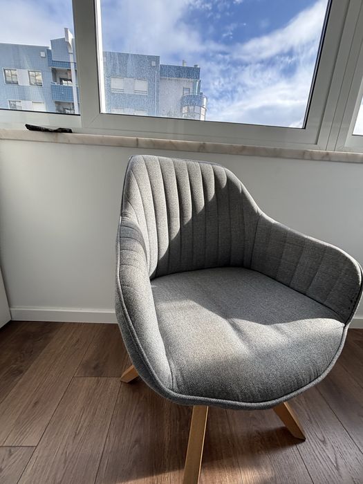 Cadeira cinza confortavel