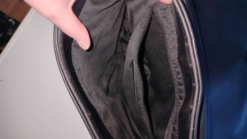 Torebka czarna kopertowa listonoszka na ramię łańcuch karbowana