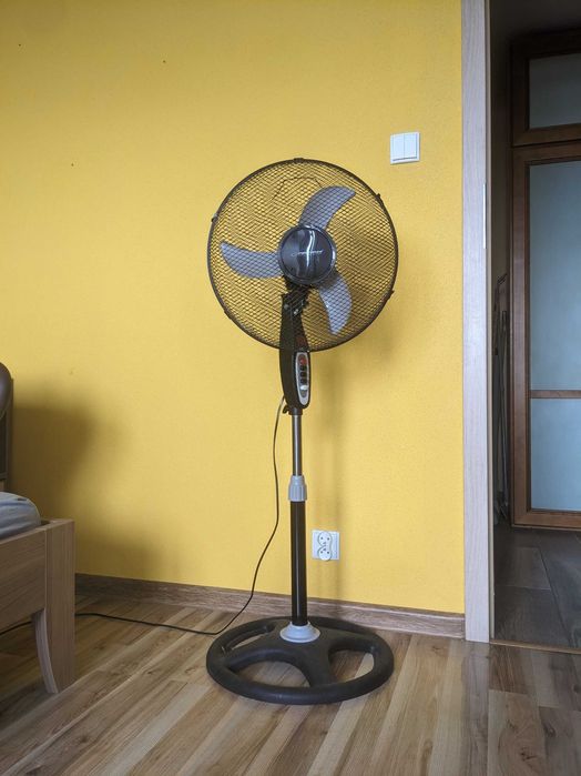 Wentylator na nodze, cichy i wygodny