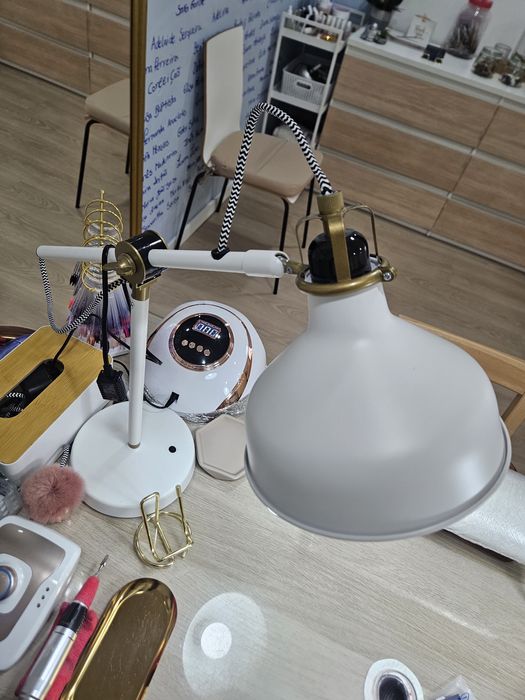 2 candeeiros com lâmpadas led branco frio