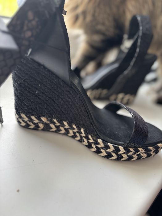 Босоножки на танкетке