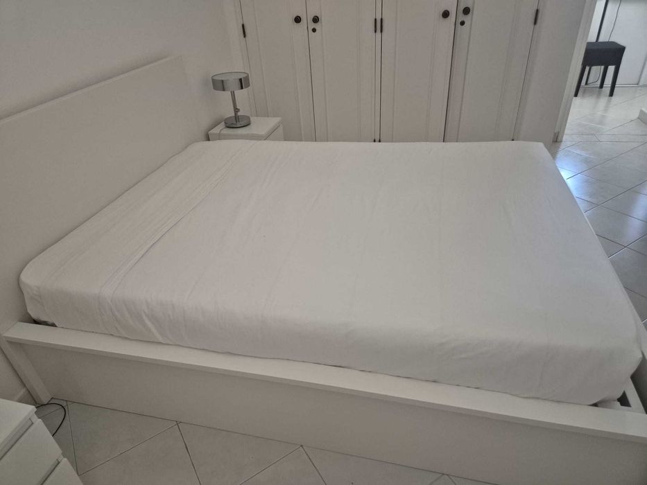 Cama com estrado elevatório