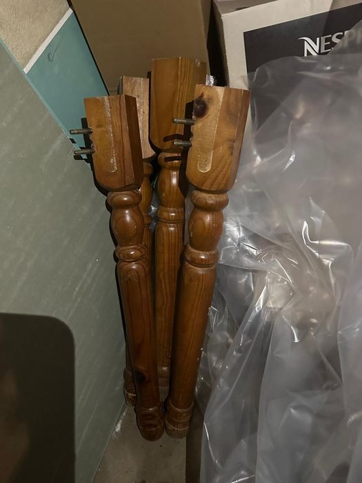 Mesa de jantar + 4 cadeiras de madeira