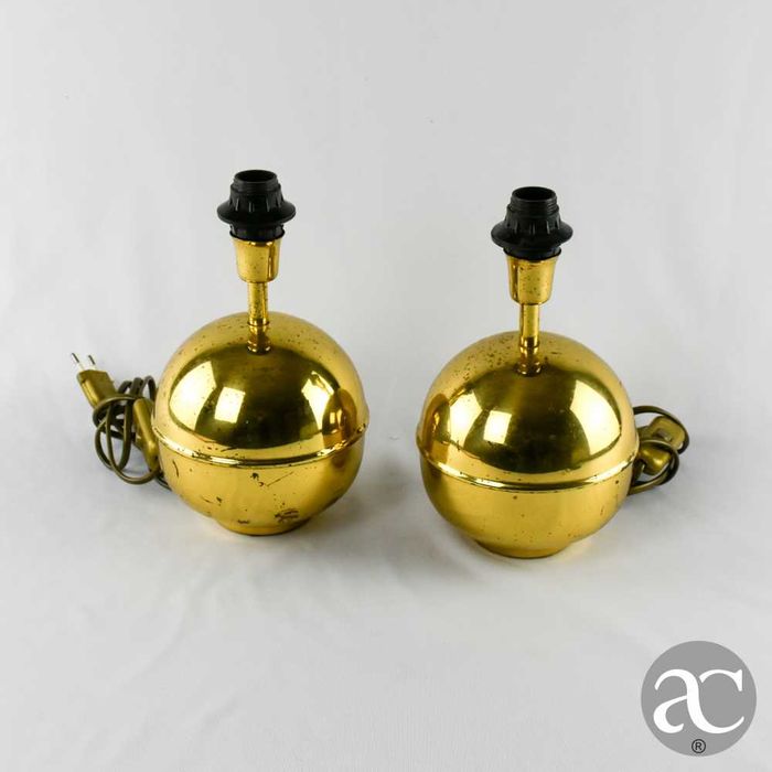 Par de candeeiros de mesa bojudos em metal dourado