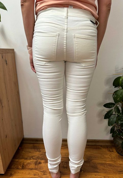 Białe spodnie jeansowe jeansy jegginsy stretch Dr Denim rozmiar M 38