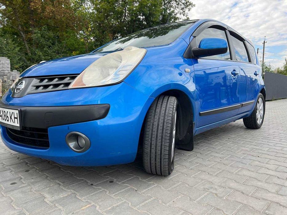 Автомобіль Nissan Note