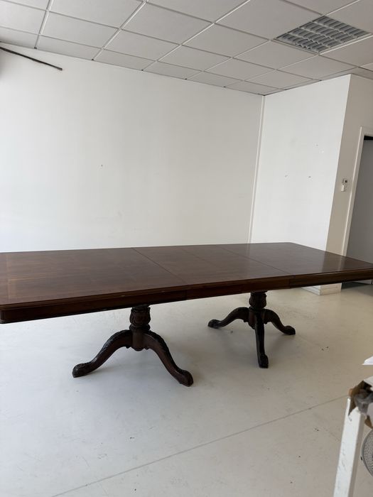 Mesa de jantar em madeira maciça