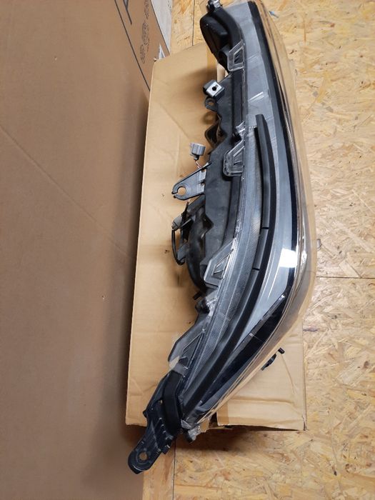 Lampa przednia prawa toyota rav4