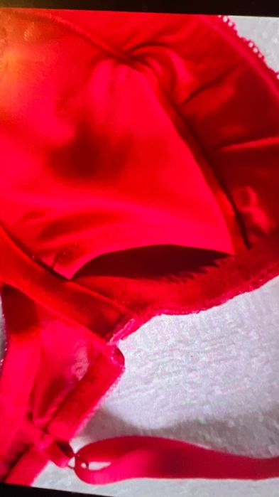 Biustonosz czerwony koronkowy