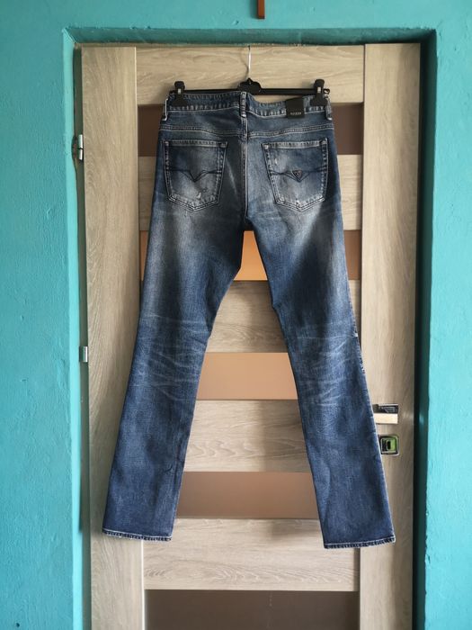 Jeansy z przetarciami GUESS