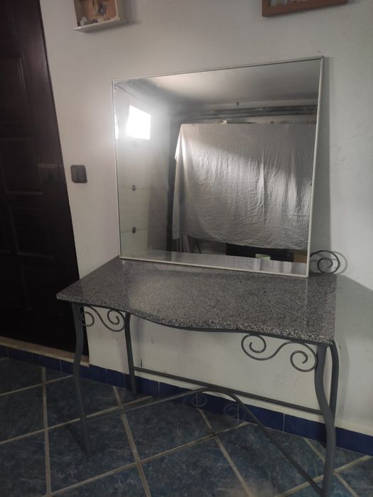 Mobilia  de quarto em  latão  .