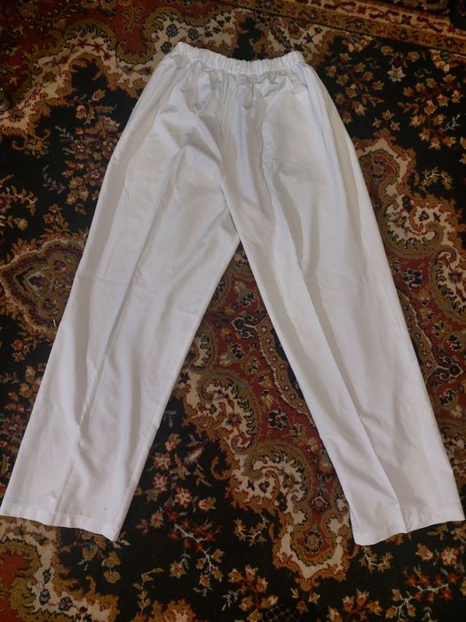 Медицинские штаны белые котоновые размер  46 -50