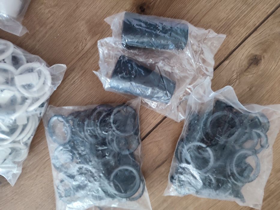 Kółka przelotki ciche z żabkami na karnisz. Zakończenia. Białe. Czarne