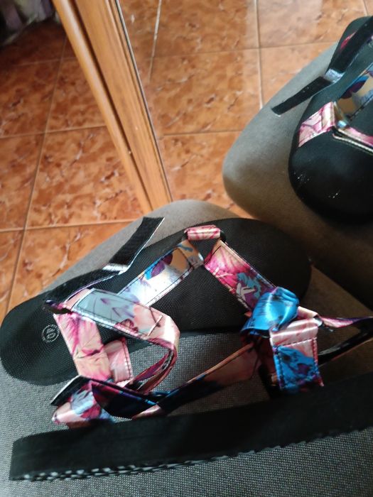 Nowe kolorowe sandały na grubej podeszwie