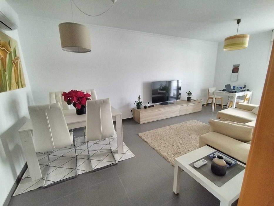 Apartamento T2 Mobilado com Piscina e Garagem em Condomínio