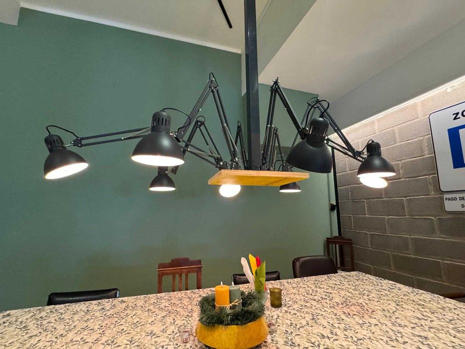 Candeeiro suspenso tipo “Aranha” com 8 luminárias, para mesa de jantar