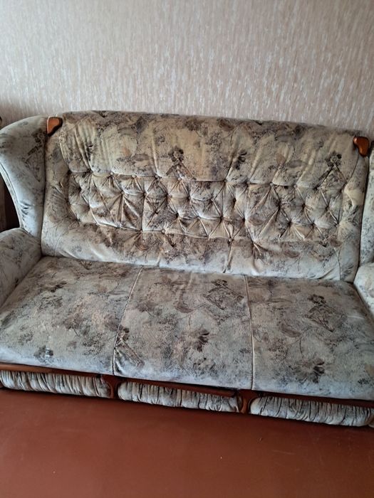 Отдам бесплатно на вынос диван и кресло