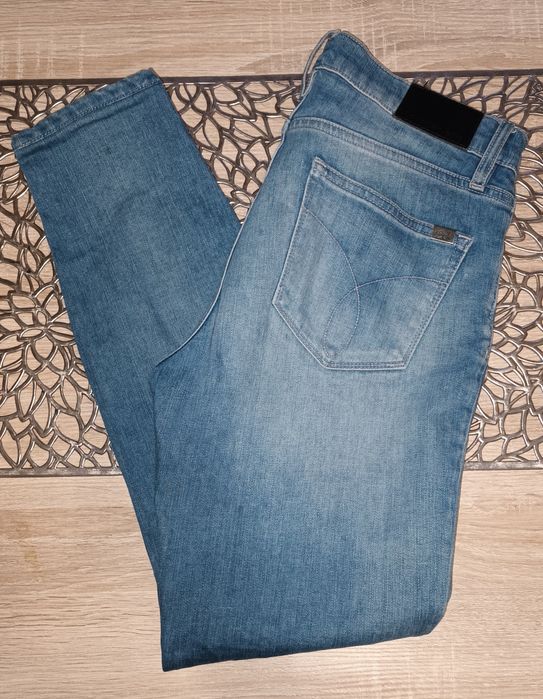 Jeansy Calvin Klein.