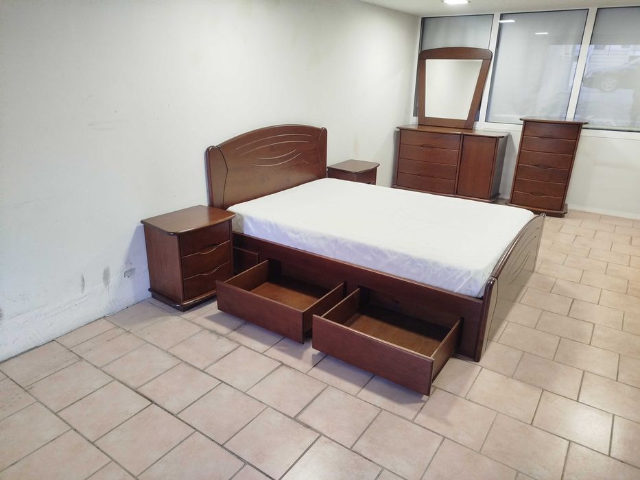 Mobília de quarto em pinho maciço