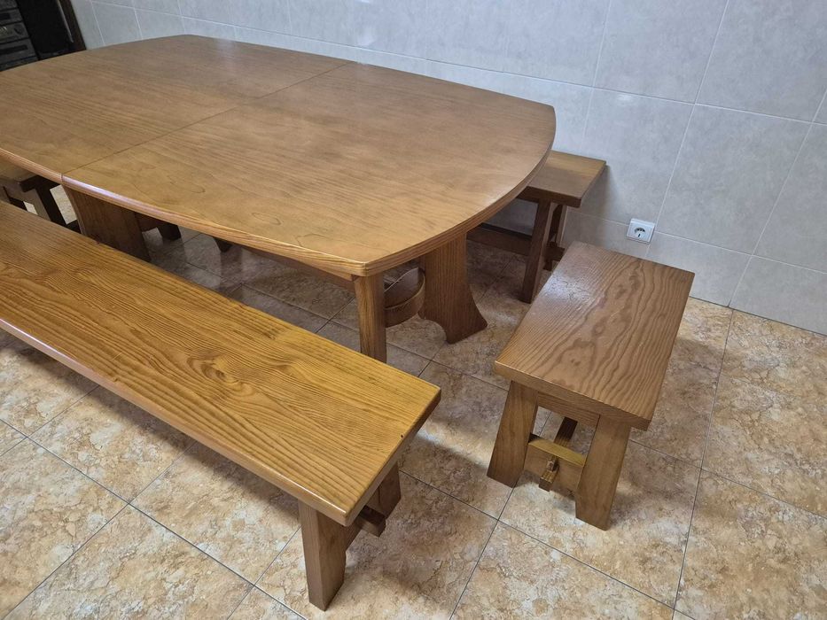 Mesa de refeição com 4 bancos