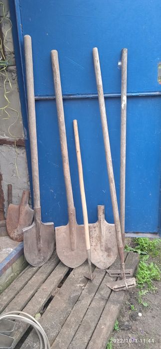 Продам лопаты,грабли,вилы,канистры,кровати одинарные.