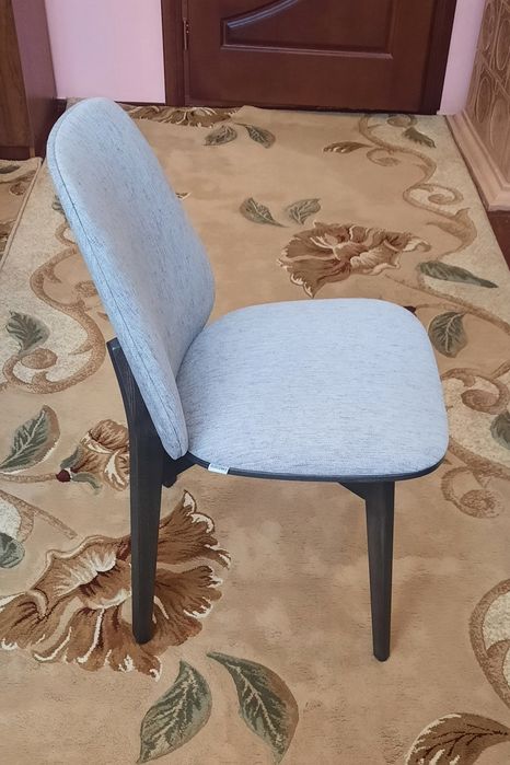 Нові дерев'яні стільці з масиву ясеня та італійської тканини - 4 шт.