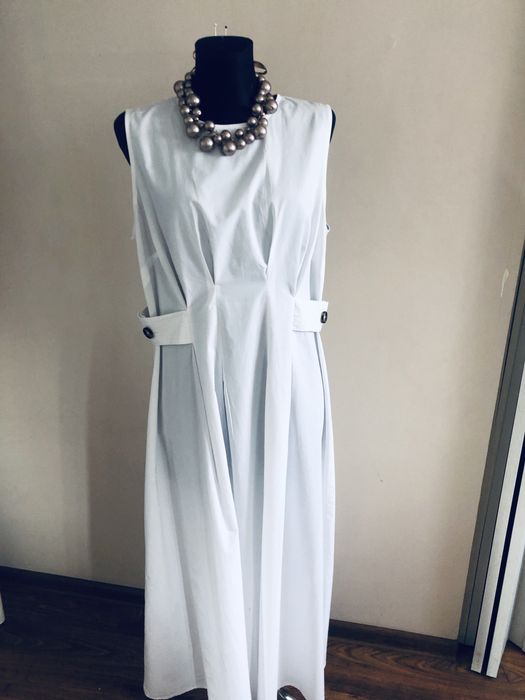 Długa biała sukienka