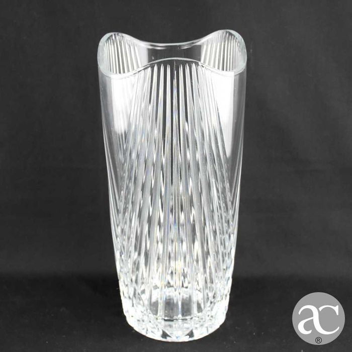 Jarra em Cristal lapidado, assinada