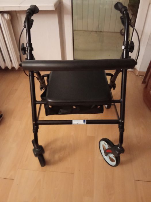 Chodzik czterokołowy z koszykiem