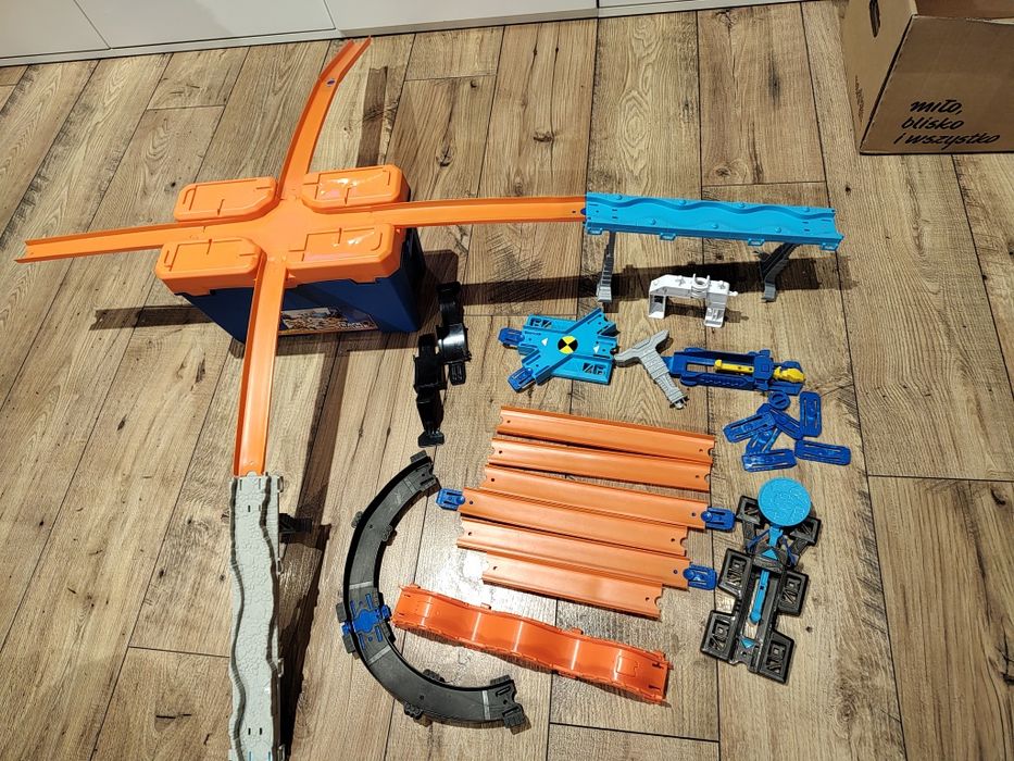 Hot wheels skrzyneczka + różne elementy