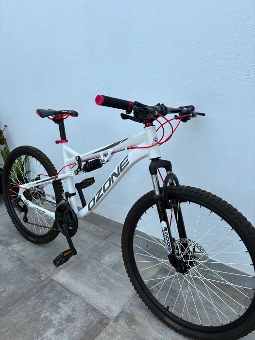 Bicicleta Ozone Trail Blaze de suspensão total – branca/vermelha
