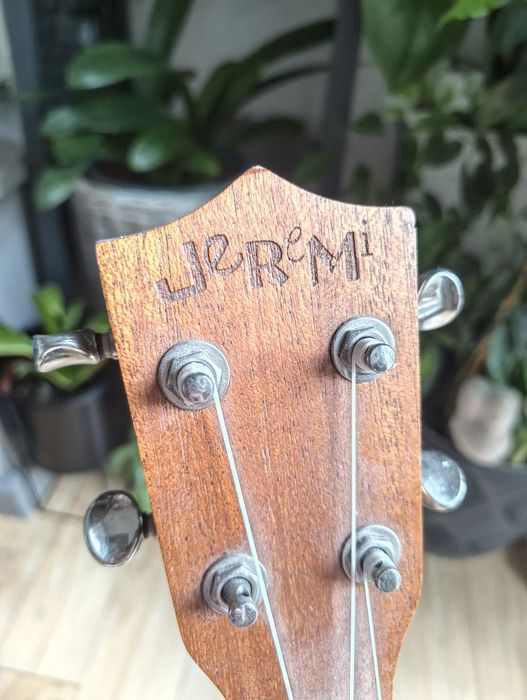 ukulele koncertowe (zerwana struna) + pasek i stojak