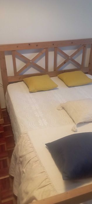 Cama de Casal em Pinho com colchão