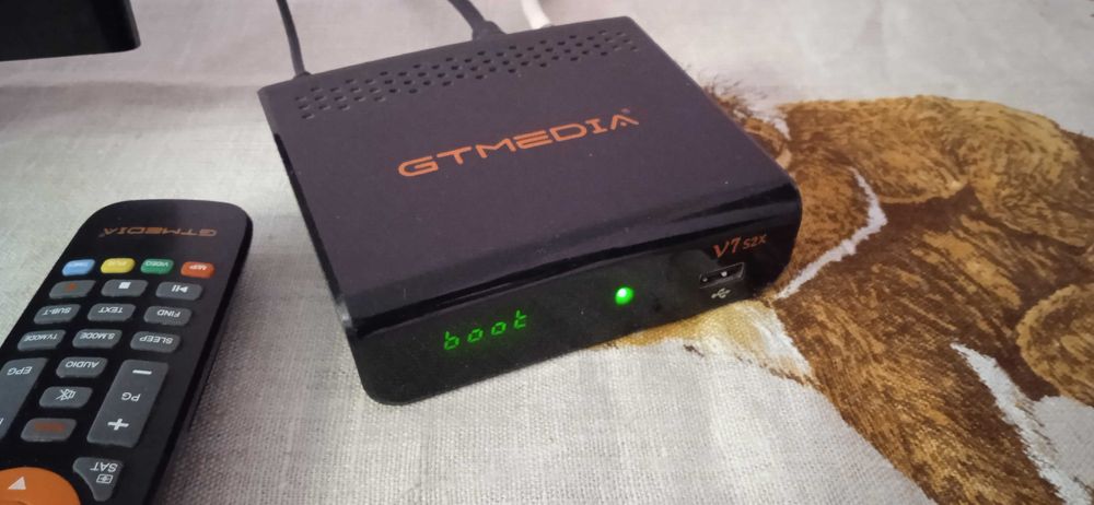 Dekoder Tuner satelitarny Gt media V7S2X