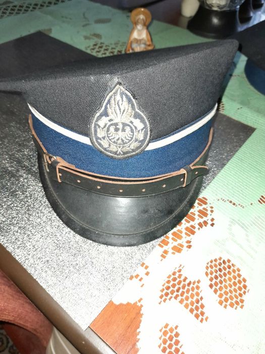 Koc gaśniczy i dwie czapki strażackie