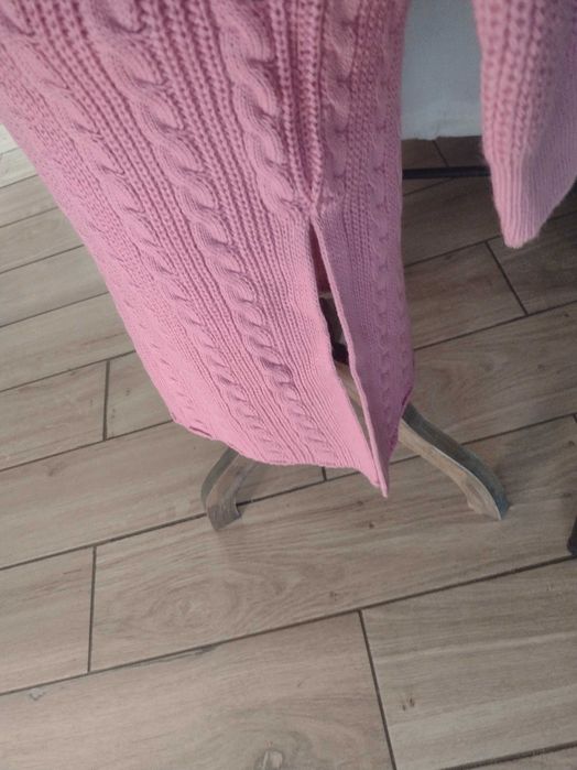 Komplet sweterek i spódniczka.