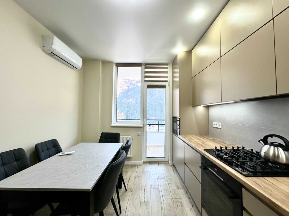 Продається двокімнатна квартира в центрі Яремче готова до проживання.