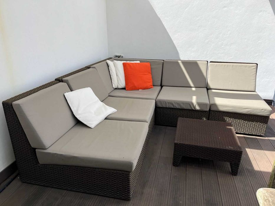 Sofá de exterior com almofadas e mesa de centro