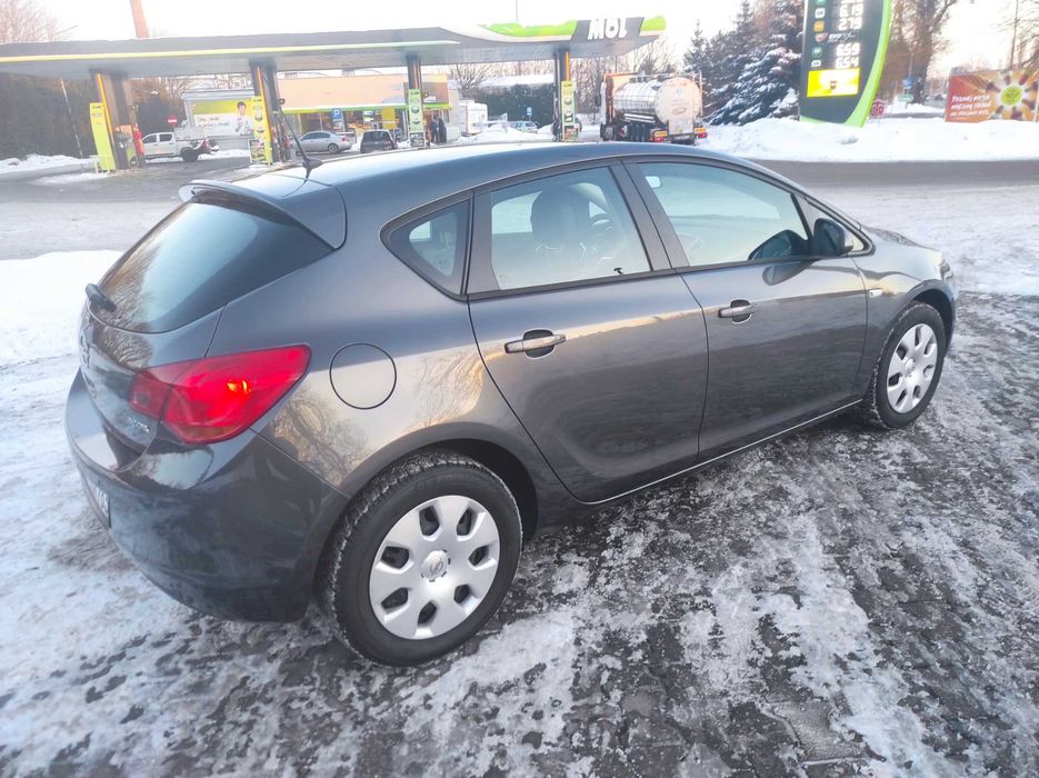 Opel Astra J 1,4 benz,import Niemcy,bardzo ładny,hatchback,2010 rok