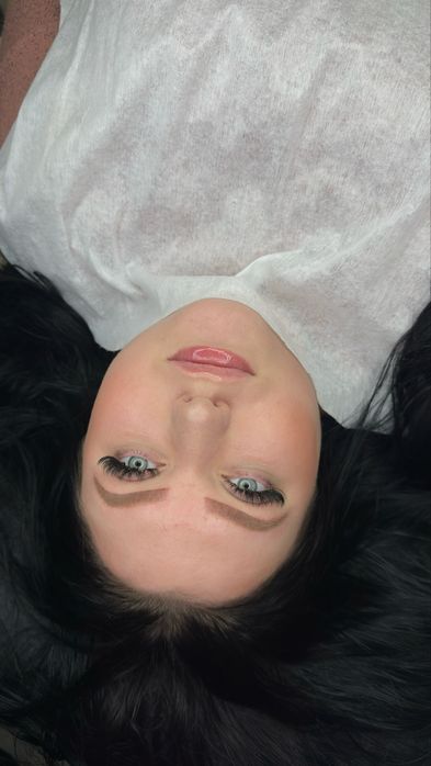 Pudrowe brwi, usta akwarela i międzywiejka – makijaż permanentny