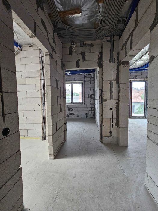 Продаётся новый просторный дом недалеко от воды, в районе Карачунов