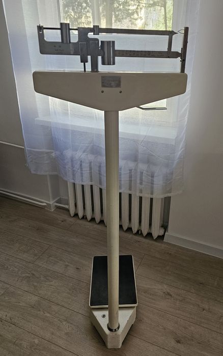 Mechaniczna waga kolumnowa z przesuwnymi odważnikami i miarką wzrostu