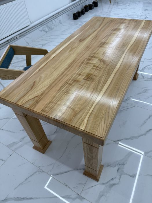 Стіл із натурального дерева