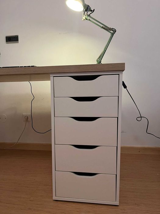 secretária IKEA com tampo LAGKAPTEN e bloco gaveta Alex