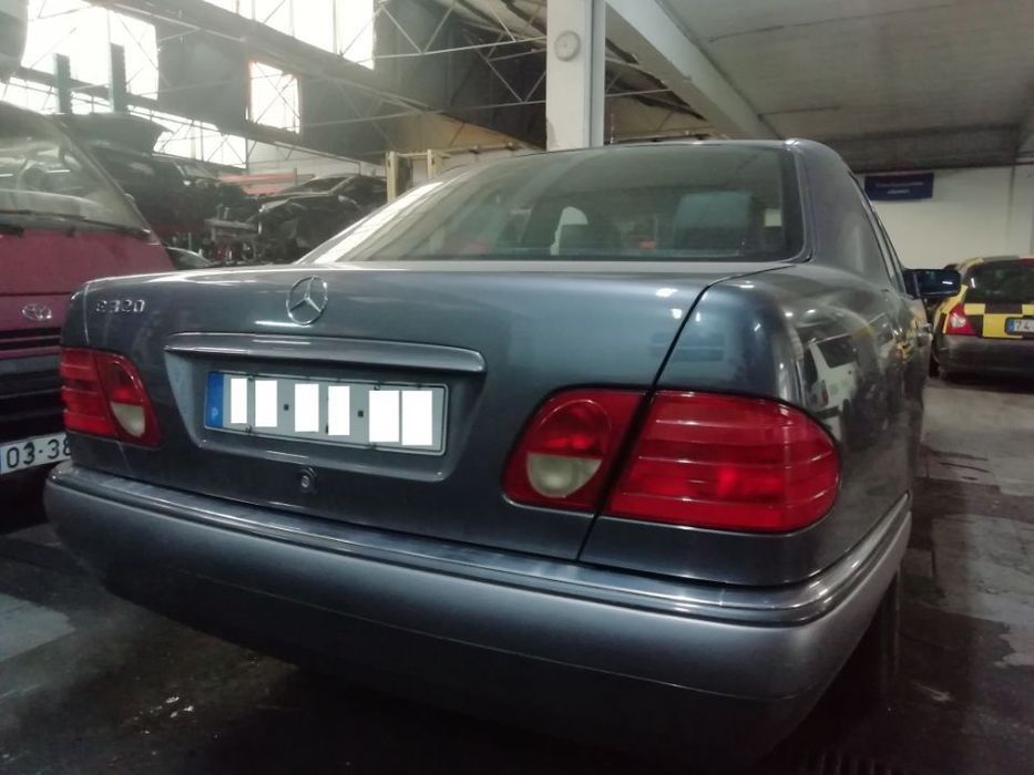 MERCEDES E320 W210