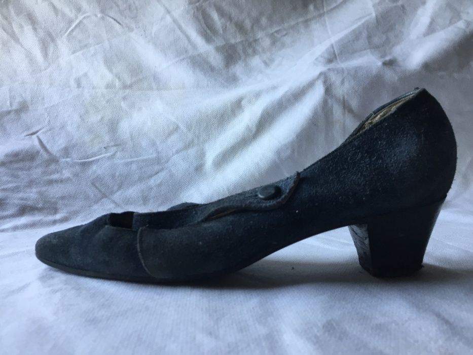 sapatos antigos: 3 salto agulha e 1 camurça azul salto normal
