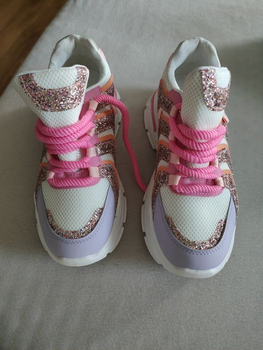 Sneakersy na masywnej podeszwie zdobione brokatem