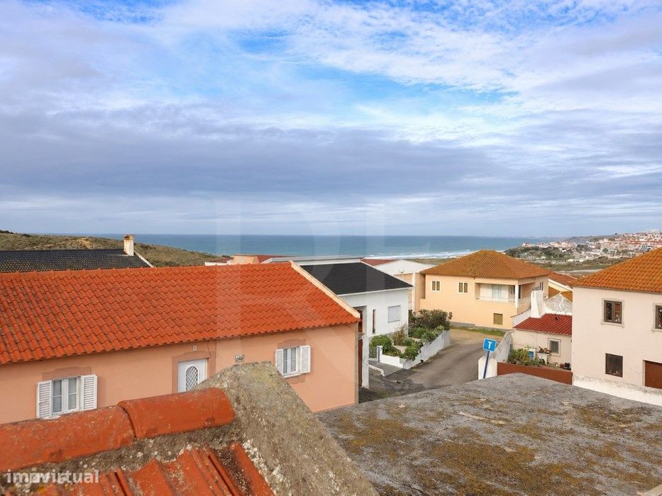 Moradia T3 com projeto aprovado e vista mar na Areia Branca