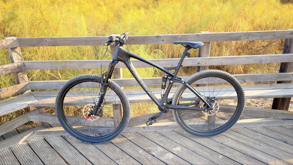 Bike enduro com quadro Ghost AMR  em Carbono, suspencao Fox 34, rodas Bontrager 29”  travoes Sram DB8
